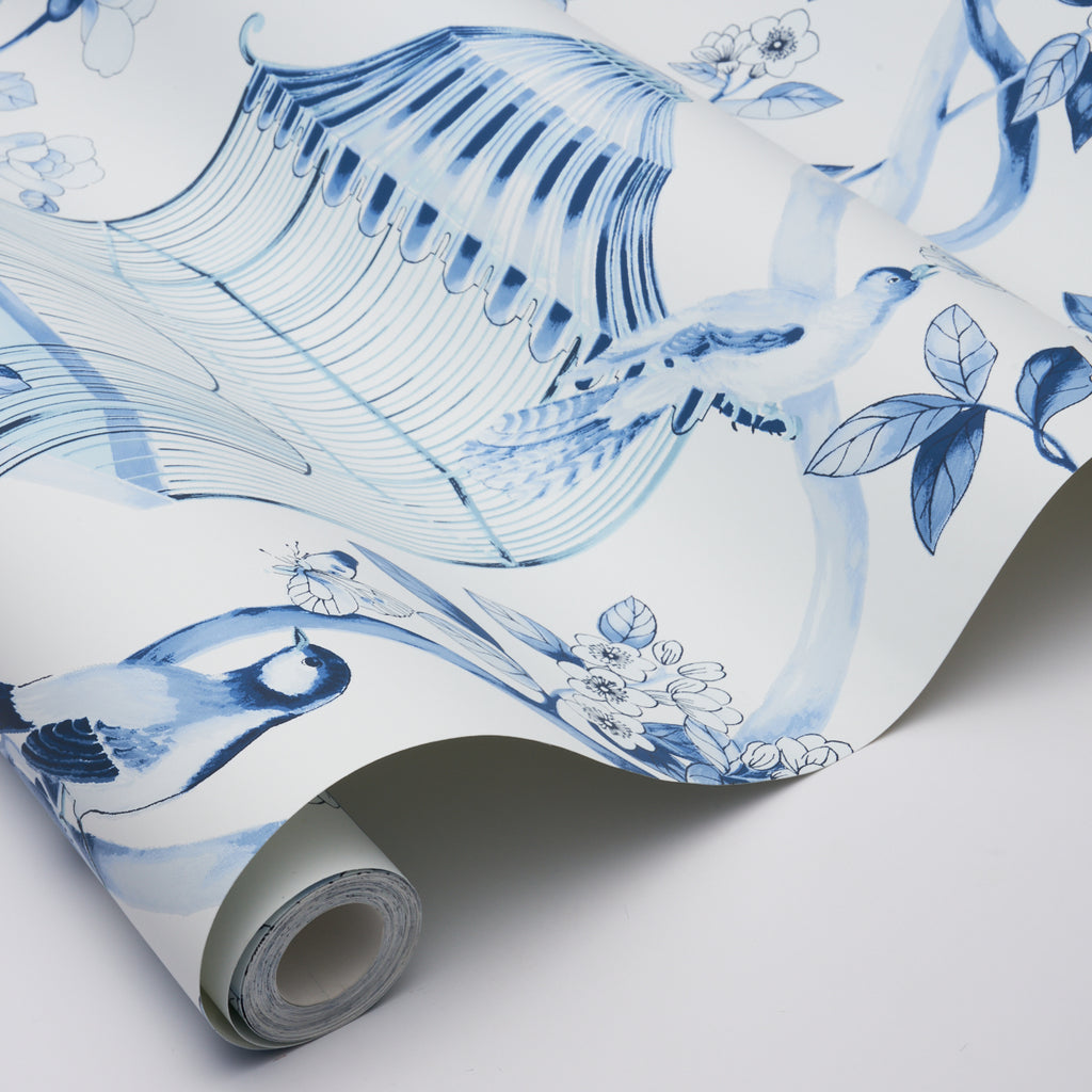 Oiseaux Et Fleurs Porcelain Room Setting | Schumacher Wallpaper