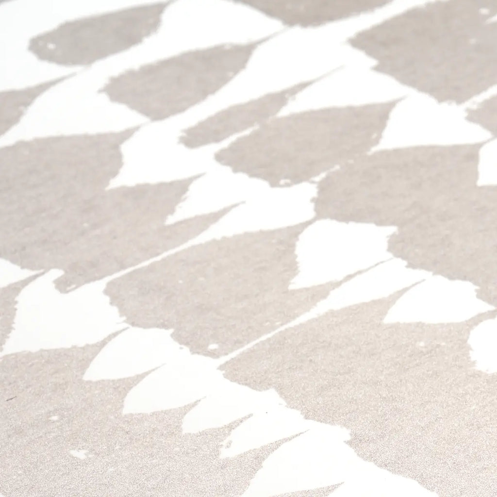 Queen Of Spain - Warm Silver Wallpapers