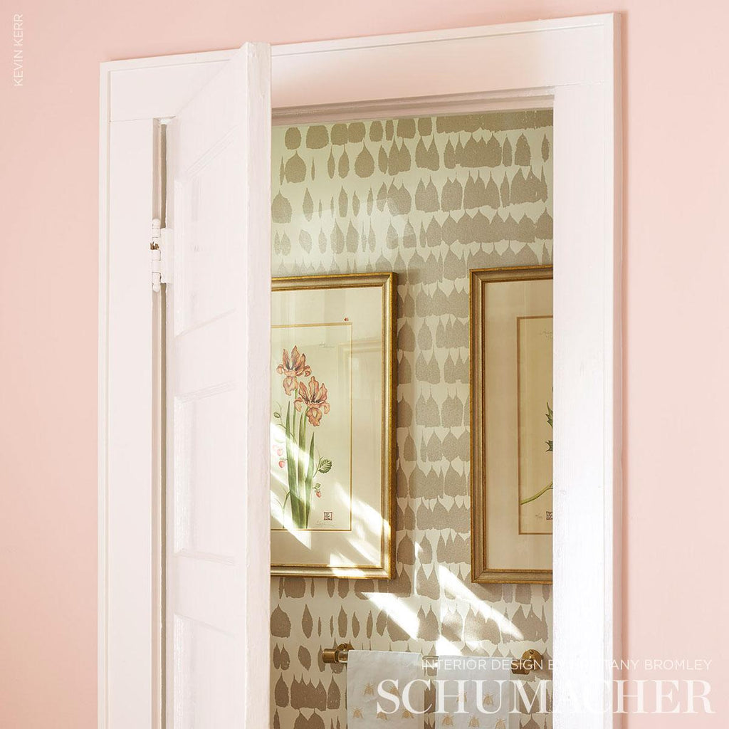 Queen Of Spain Warm Silver | Schumacher Wallpaper - 2