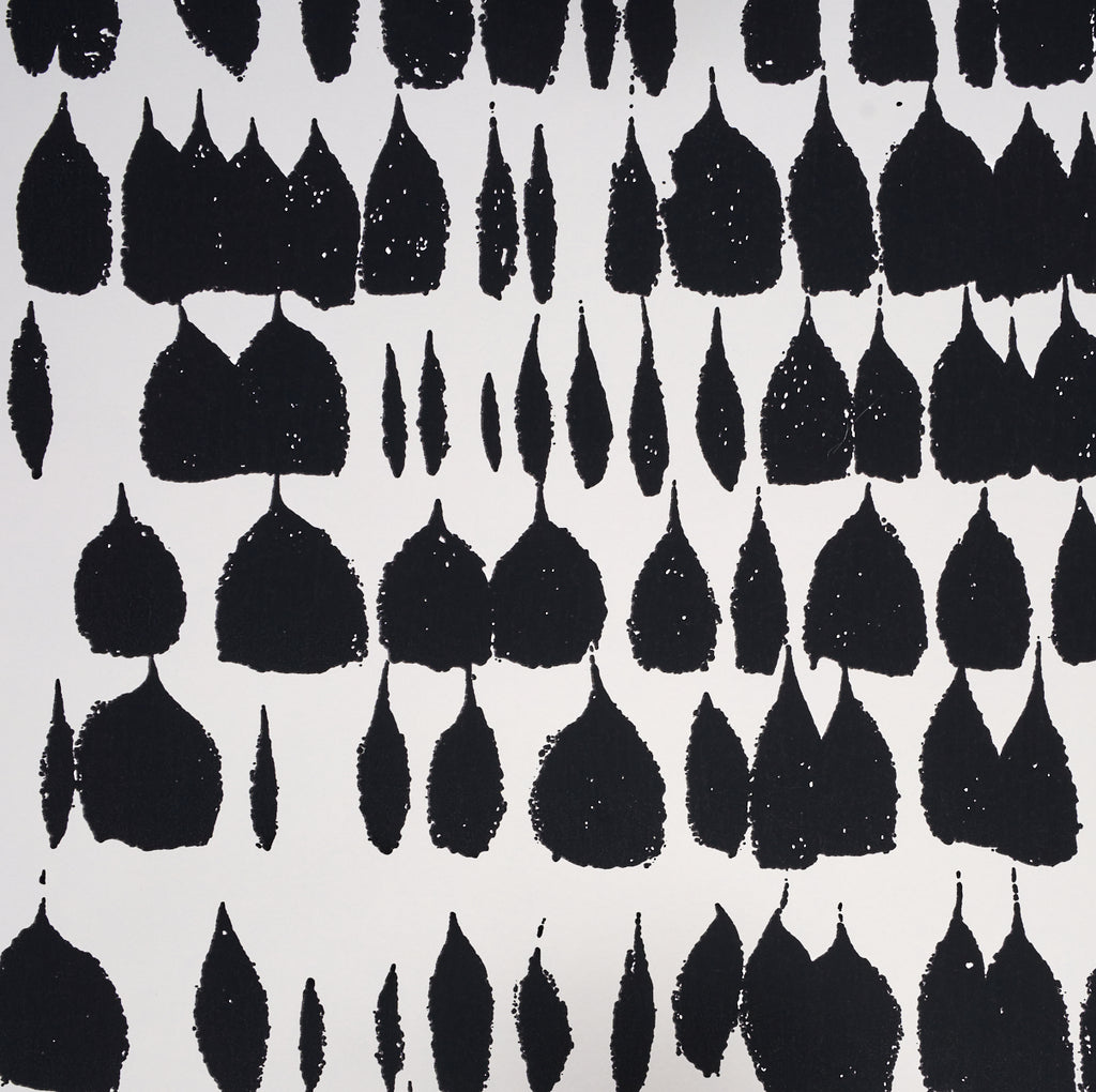Queen Of Spain Black Room Setting | Schumacher Wallpaper
