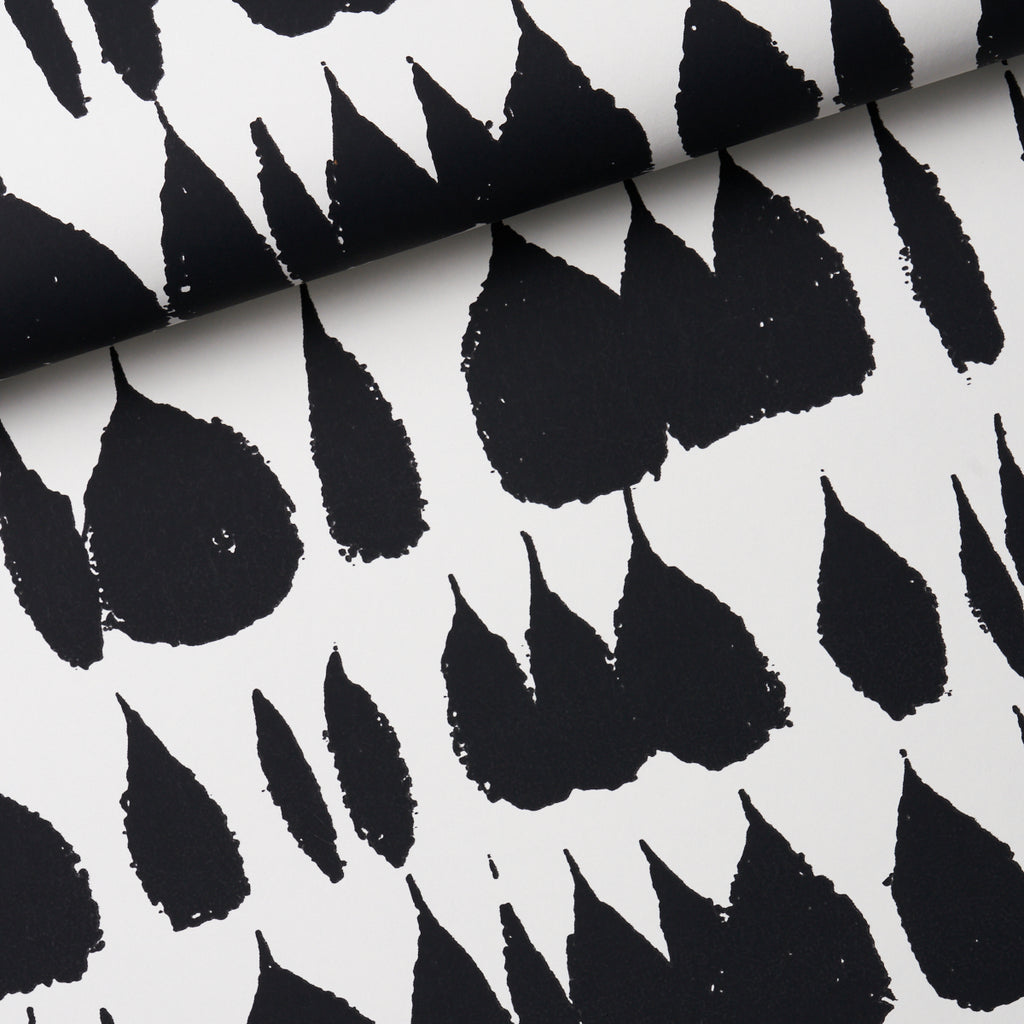 Queen Of Spain Black Room Setting | Schumacher Wallpaper