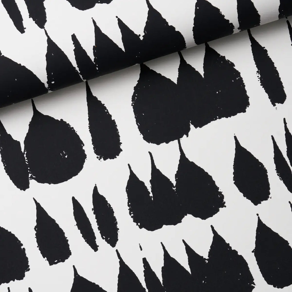 Queen Of Spain - Black Wallpapers