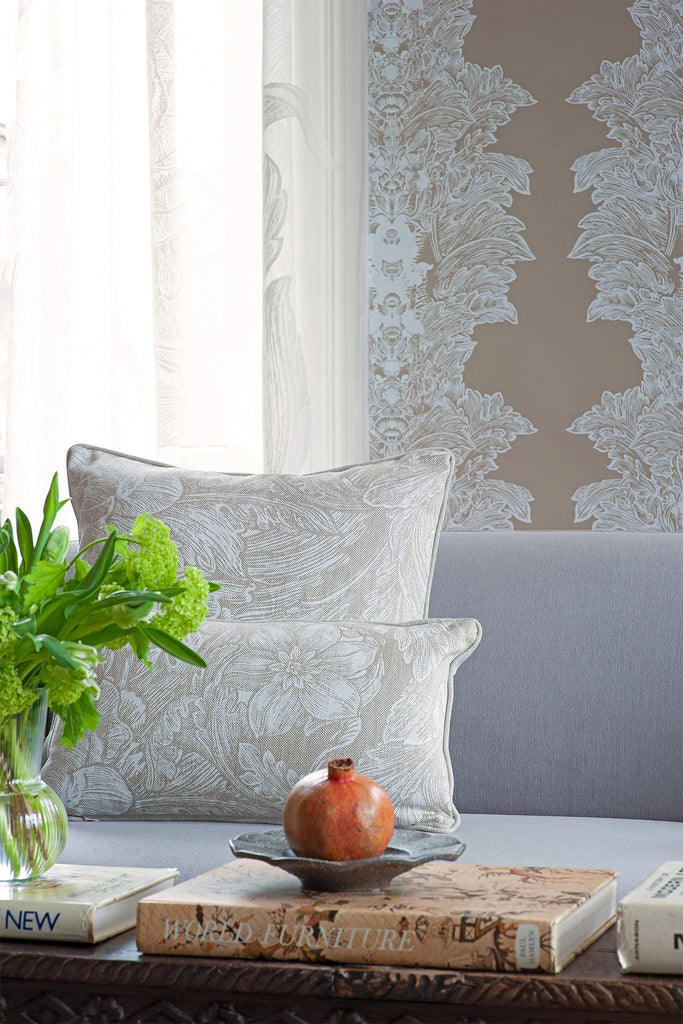 Cornice Crown White on Stone
