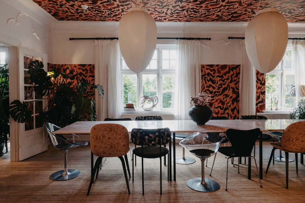 Discus, Red Wallcoverings
