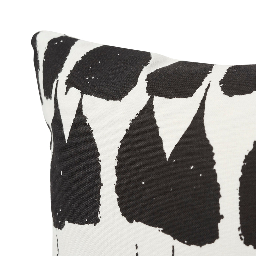 QUEEN OF SPAIN 20" PILLOW Black