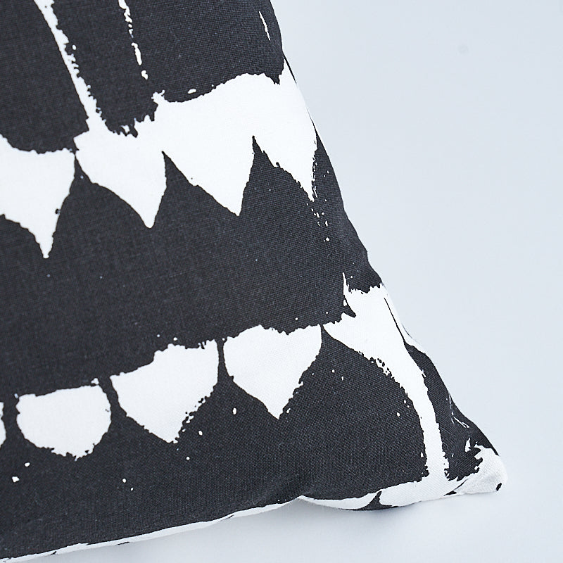 QUEEN OF SPAIN 24" PILLOW Black