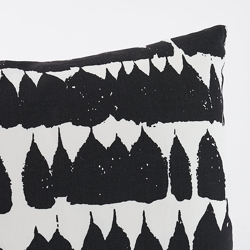 QUEEN OF SPAIN PILLOW Black